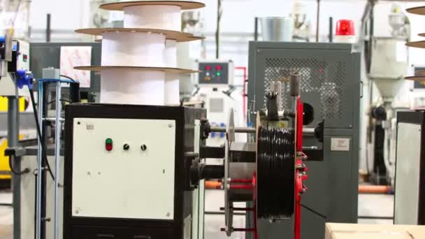 Production industrielle de joints en caoutchouc noir sur l'usine - enroulement sur un rouleau - Séquence, vidéo