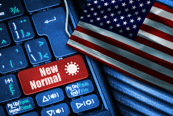 Konzept der New Normal in den Vereinigten Staaten während Covid-19 mit roter Computertastatur und Gesichtsmaske mit US-Flagge. - Foto, Bild