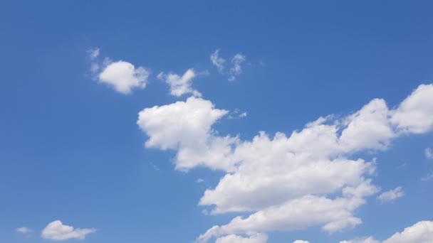 HD Timelapse vídeo de las nubes de verano en la luz del día - Imágenes, Vídeo