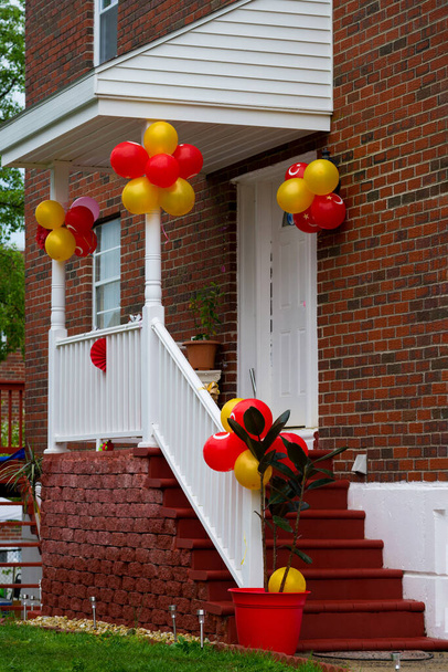 veranda decorata con palloncino di colore felicearredamento in legno - Foto, immagini