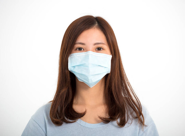 fiatal lány orvosi maszk elszigetelt fehér háttér - Fotó, kép