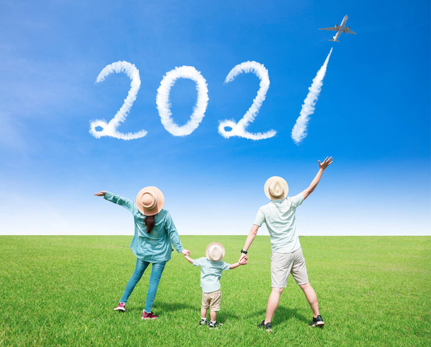 heureux famille regarder le ciel et célébrer de nouveaux concepts année 2021 - Photo, image