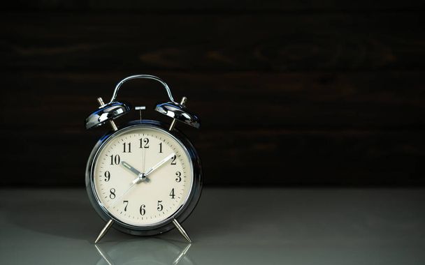 Relógio de alarme retro na mesa perto de fundo de madeira - Foto, Imagem
