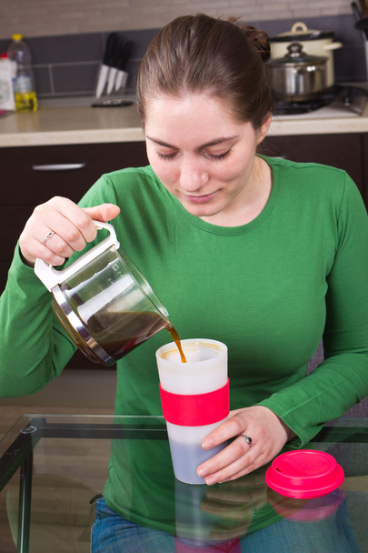 mladá dívka pití kávy v kuchyni - Fotografie, Obrázek