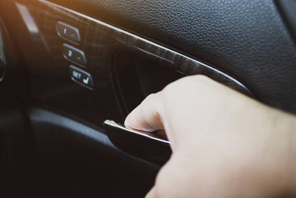 Рука водія розблоковує дверну ручку всередині автомобіля, щоб відкрити двері автомобіля
 - Фото, зображення
