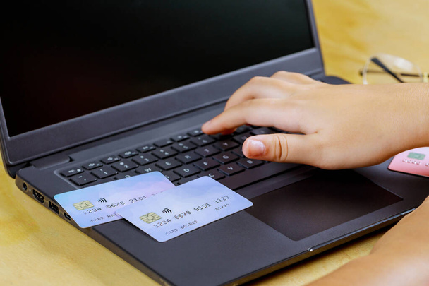 Frau gibt Eingabe Laptop-Computer mit Online-Shopping, Bezahlung Cyber-Montag Verkauf Business-Technologie - Foto, Bild