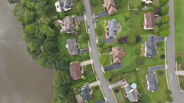 Vista aérea incrível sobre a pequena cidade ao longo do rio que flui entre - Filmagem, Vídeo