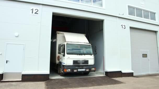 Een transportwagen verlaat het moderne magazijn - Video