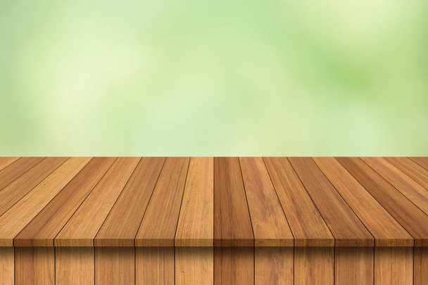 Mostrador de sobremesa de madera en blanco para montaje con fondo de naturaleza verde suave - Foto, Imagen