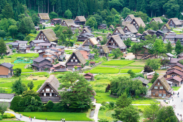 Gifu, Japan - Gassho-zukuri huizen in Ogimachi Village in Shirakawago, Gifu, Japan. Het maakt deel uit van UNESCO World Heritage Site - Historische dorpjes Shirakawa-go en Gokayama. - Foto, afbeelding