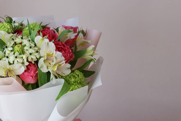 Roze-groen boeket rozen, witte lelies, hortensia 's op een lichte achtergrond - Foto, afbeelding
