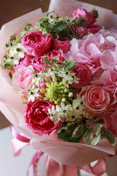Rózsaszín virágok, csokor rózsa, hortenzia, zöld eukaliptusz levelek - Fotó, kép