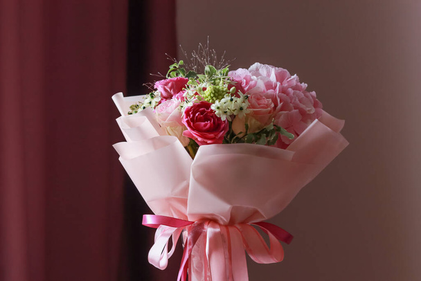 Rózsaszín virágok, csokor rózsa, hortenzia, zöld eukaliptusz levelek - Fotó, kép