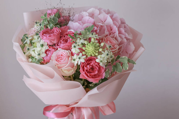 Flores cor-de-rosa buquê de rosas, hortênsia, folhas de eucalipto verde em um fundo claro - Foto, Imagem