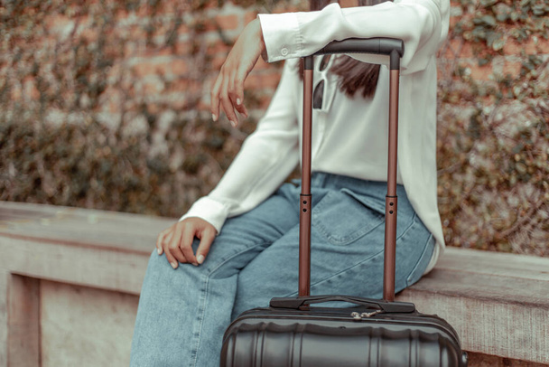 Aziatische vrouw draagt een koffer en wacht op een vriend op te halen op vakantie, Trolley tas, Lange weekend reizen, Love the trip, Toerisme festival concept. - Foto, afbeelding
