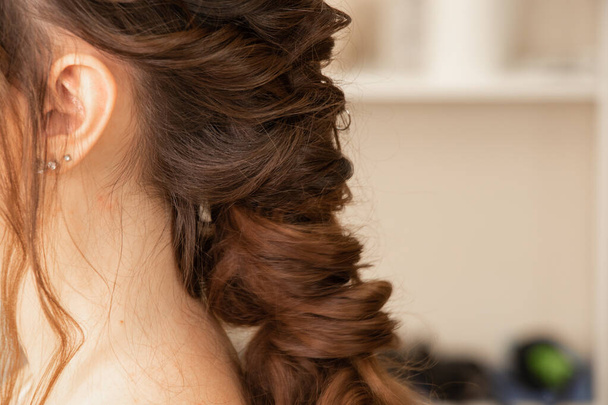 Крупним планом перукар робить зачіску в салоні краси дівчини
 - Фото, зображення