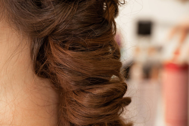 close-up van kapper doen kapsel in meisje schoonheid salon - Foto, afbeelding