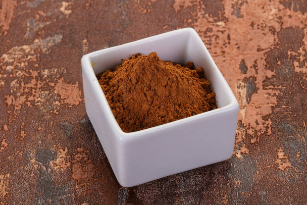 Cacao en polvo en el tazón - listo para cocinar - Foto, imagen