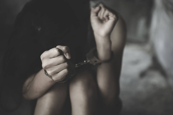 Das Sklavenmädchen wurde gefesselt und in einem Käfig gehalten. Inhaftierung, weibliche Gefangene, Frauengewalt und Missbrauch, Menschenhandel, Internationaler Frauentag. - Foto, Bild