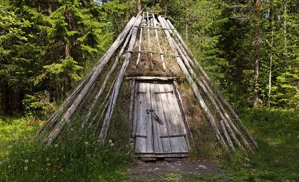 Ahşap ve yosundan yapılmış eski bir Sami binası. - Fotoğraf, Görsel