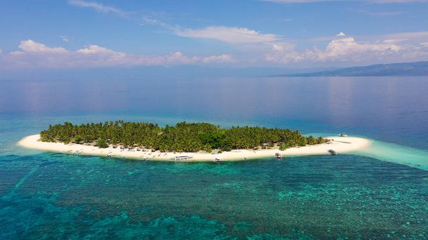 Paisagem praia de verão. Vista tropical da ilha, palmeiras com incrível mar azul. Ilha Digyo, Filipinas. - Foto, Imagem