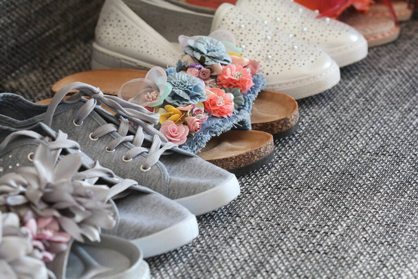 Varietà di scarpe moda donna, sandalo su sfondo grigio . - Foto, immagini