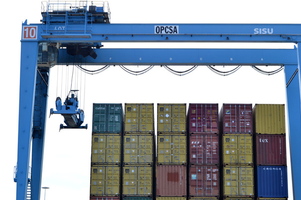 Kräne und Container auf dem Dock - Foto, Bild
