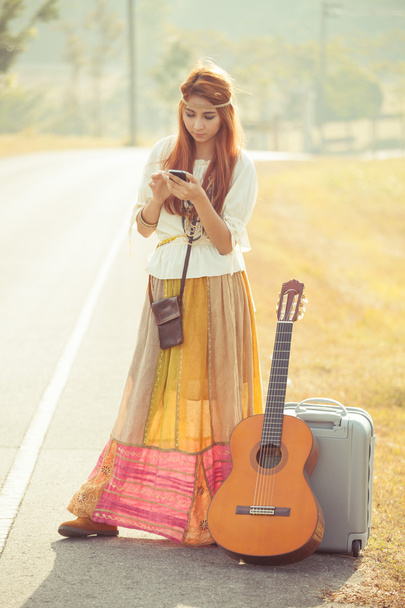 hippi lány mobiltelefon használata - Fotó, kép