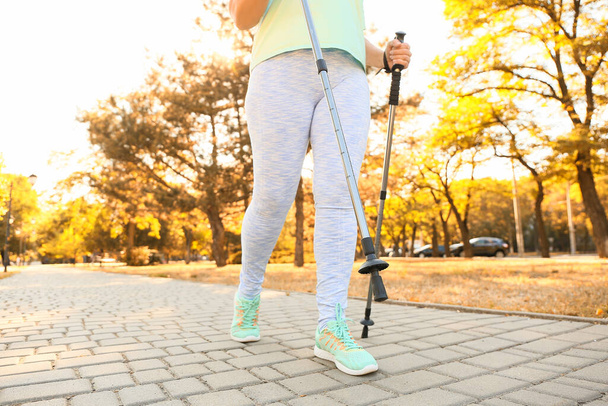 Donna matura con bastoni da passeggio all'aperto - Foto, immagini