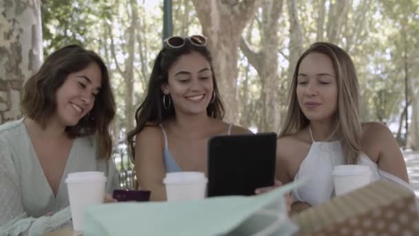 Drie mooie vrouwen die tablet gebruiken en betalen met plastic kaart - Video