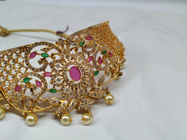 Primo piano di matrimonio indiano polki collana girocollo, orecchino, tikka e altri accessori gioielli per la sposa isolato su sfondo bianco - Foto, immagini