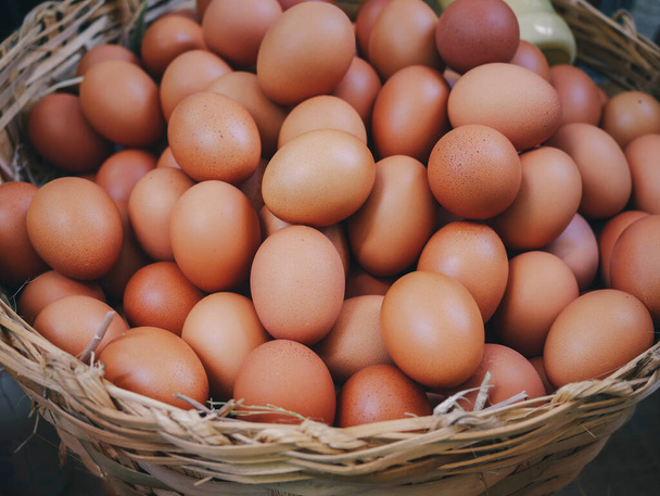Uova in cesto uova fresche Prodotto aziendale - Foto, immagini