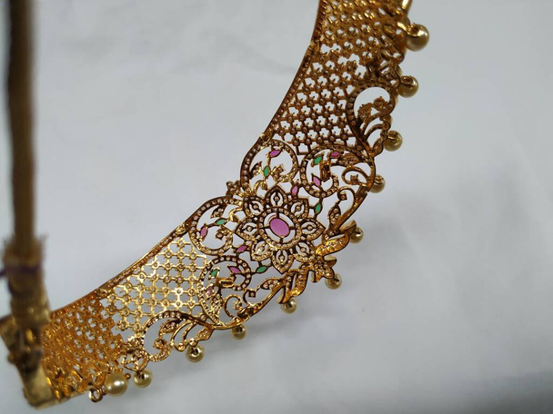 Detailní záběr indické svatební polki náhrdelník náhrdelník náhrdelník, náušnice, tikka a další šperky příslušenství pro nevěstu izolované na bílém pozadí - Fotografie, Obrázek