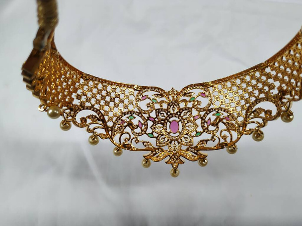 Gros plan de collier de mariage indien polki étrangleur, boucle d'oreille, tikka et autres accessoires de bijoux pour mariée isolé sur fond blanc - Photo, image