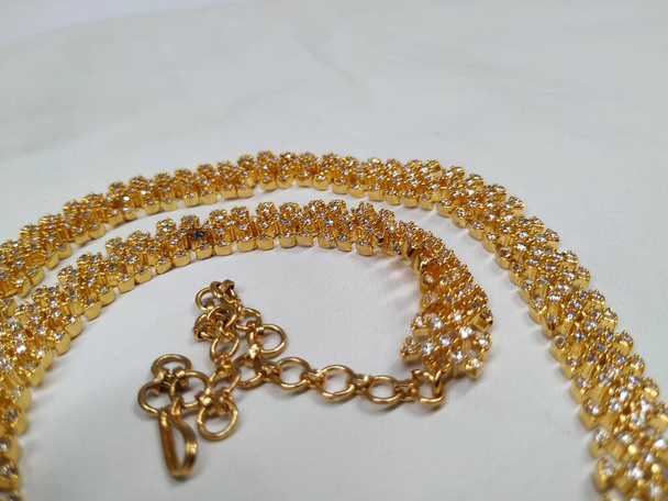 Detailní záběr indické svatební polki náhrdelník náhrdelník náhrdelník, náušnice, tikka a další šperky příslušenství pro nevěstu izolované na bílém pozadí - Fotografie, Obrázek
