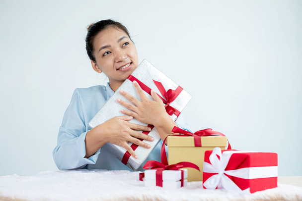 Ázsiai nő kezében egy ajándék doboz Örülök, hogy a meglepetés adója izgalom, öröm, és mosolyog az ünnepek, Karácsony, születésnapok, vagy Valentin-napi koncepció. - Fotó, kép
