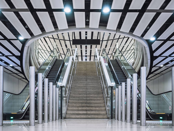 Escaleras mecánicas y escaleras Arquitectura interior Edificio moderno Perspectiva Hall  - Foto, imagen