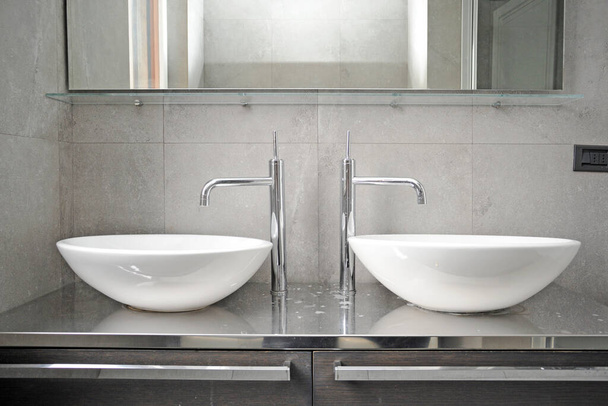 Καθρέφτης και δύο νιπτήρες στο μπάνιο - Φωτογραφία, εικόνα
