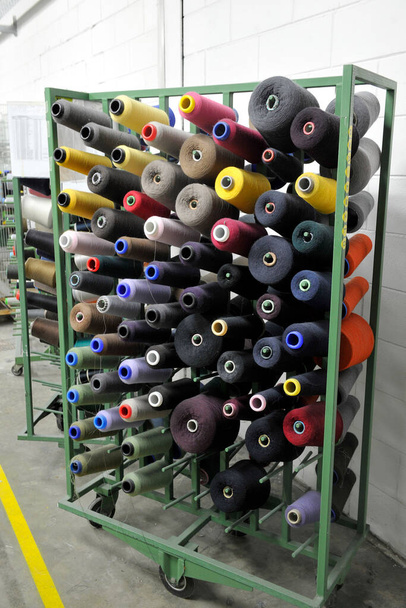 Industria tessile con macchine per maglieria in fabbrica, fabbrica nel distretto di produzione tessile di Como, Italia - Foto, immagini