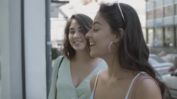 Mujer bonita latina hablando y mujer de pelo largo escuchándola - Imágenes, Vídeo