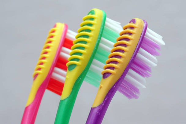 spazzolino da denti rosso verde e viola spazzolini da denti di vari colori per igiene orale dentista e prevenzione della carie pulizia dentale - Foto, immagini