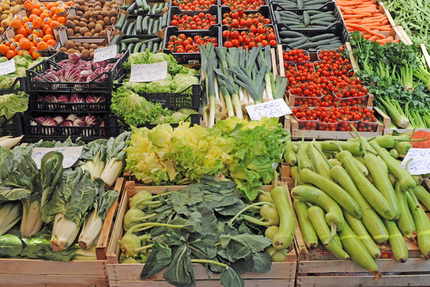 piac különböző zöldségekkel és gyümölcsökkel a szupermarketben - Fotó, kép