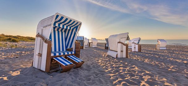 Кановані пляжні стільці на пляжі поблизу Преріва (Дар - Піренейський півострів, Німеччина) у вечірньому світлі. - Фото, зображення