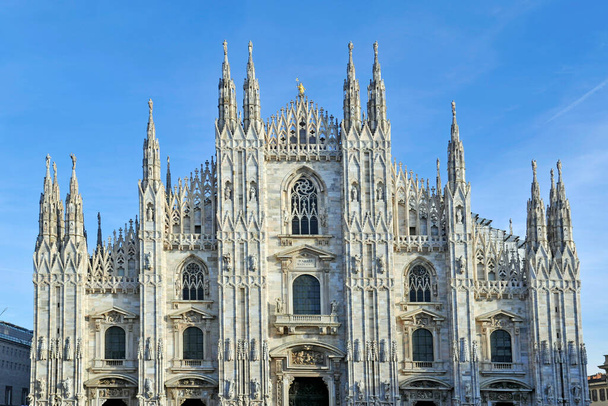  Şehir merkezindeki Duomo Katedrali ve n-cov19 Coronavirus karantinası sırasında Vittorio Emanuele galerisi. Salgın. Çöl şehri. Piazza Duomo Boş sokaklar - Fotoğraf, Görsel