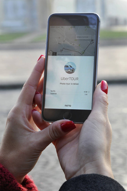 Milánó - Olaszország 4 október 2018 - Uber taxi túra a városnézés Milánó belvárosában - alkalmazás Uber mobiltelefon - Fotó, kép