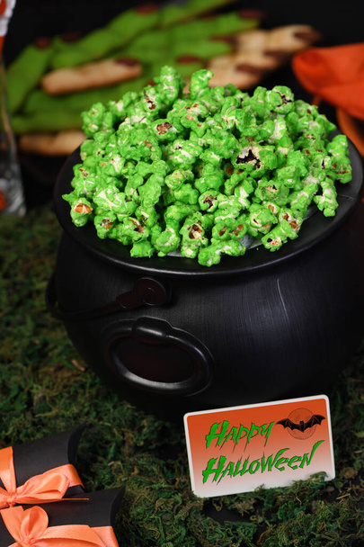 Котел зеленый сладкий попкорн для упырей и зомби. Хэллоуин - Фото, изображение