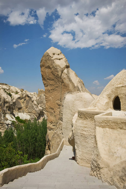 Пейзаж Капфечии, деревня Гореме, Турция - типичный дом в камнях  - Фото, изображение