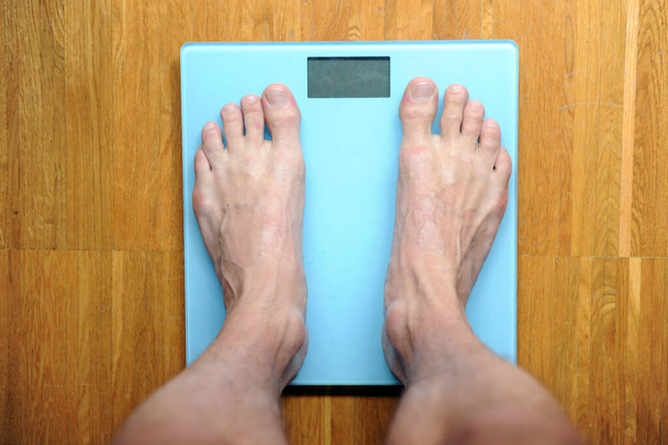 con la llegada del verano muchas personas comienzan la dieta - balanza para pesar el peso corporal - sobrepeso y obesidad - Foto, imagen