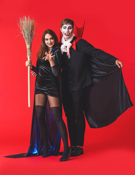 Freunde in Halloween-Kostümen auf farbigem Hintergrund - Foto, Bild