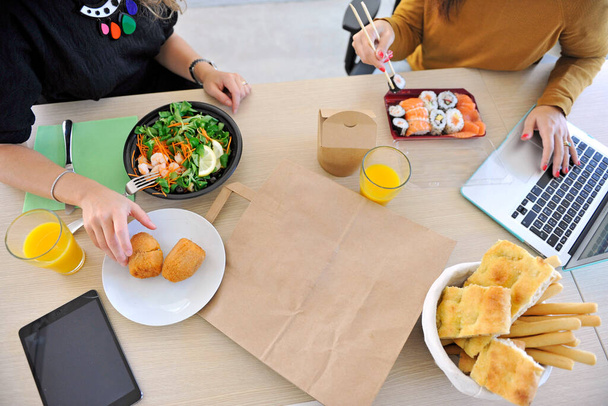 Restoranda kahvaltı yaparken tablet bilgisayar kullanan insanların üst görünümü, Uber 'in yediği - Fotoğraf, Görsel